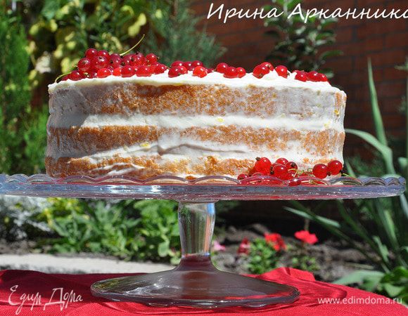 Каждый корж смазать кремом. Средний корж и верх посыпать смородиной. Бока тоже смазать кремом и ножом аккуратно снять лишний крем, двигая нож вертикально вдоль боков.