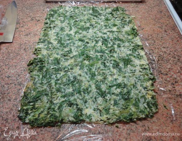 Перевернуть на лист пищевой пленки и снять бумагу.