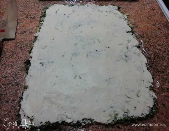 Смазать творожным сыром.