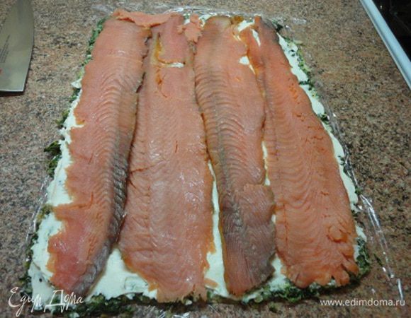 Выложить ломтики любой соленой красной рыбы. У меня была кета. Я сама нарезала с тушки пласты. Сбрызнуть лимонным соком.