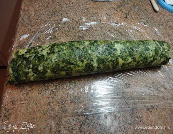 Свернуть рулет. Такой красивый цвет шпината.