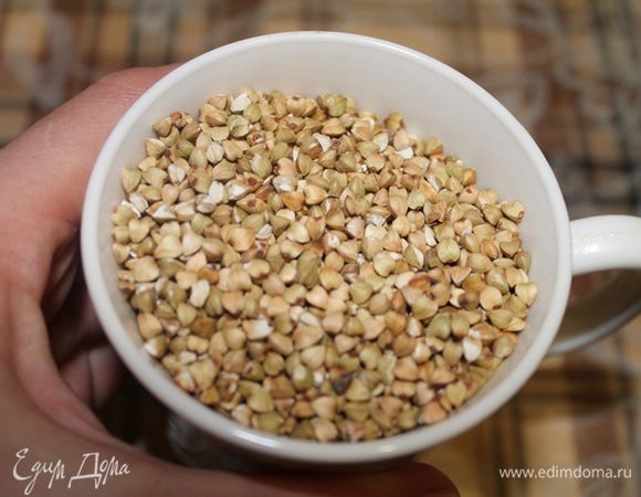 Зеленую гречку залить водой и оставить на 9 часов.