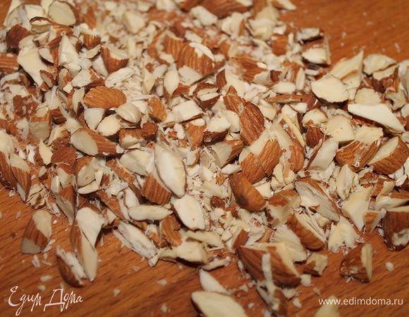 Миндаль порубить не мелко.