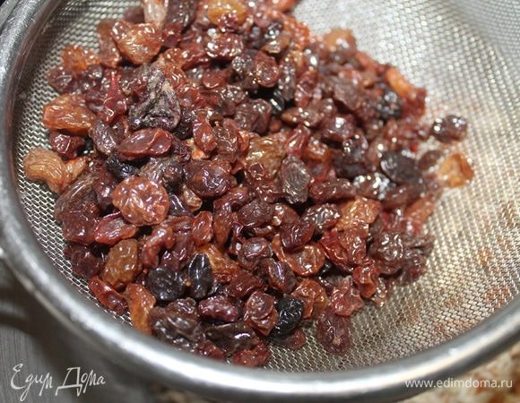 Изюм промыть и добавить к общей смеси.