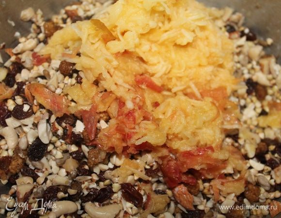 Два небольших яблока натереть с кожурой на крупной терке.