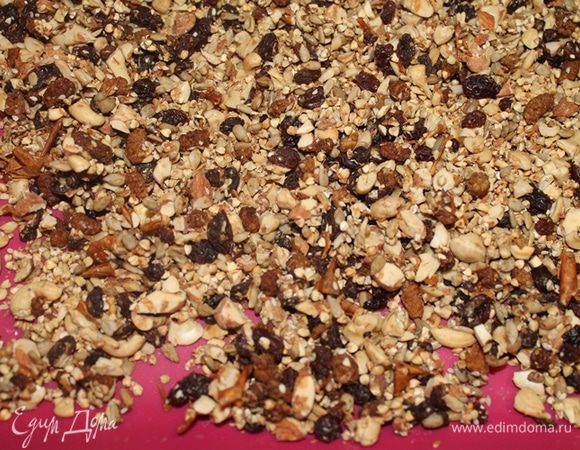 Все перемешать и разложить на противень. Сушить 10-11 часов в духовке при 50°С. Дверца духовки должна быть приоткрыта. 