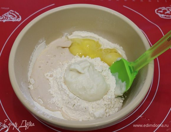 Муку, заварку, яйца и дрожжи (дрожжи развести в теплом молоке) соединить и месить около 5 минут.