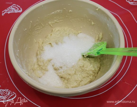 Добавить соль и сахар, продолжая вымешивать.