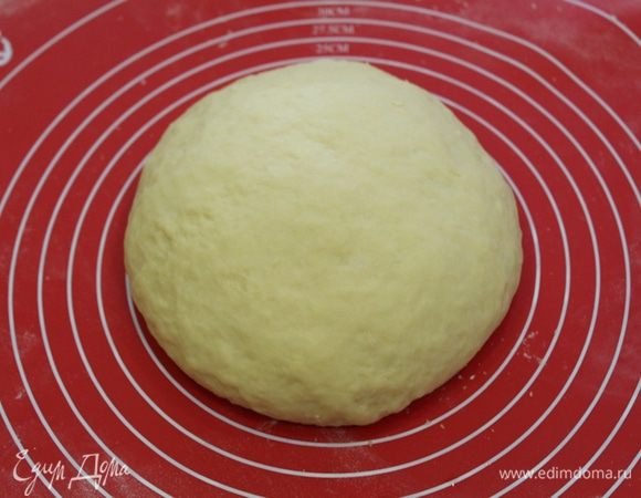 Вымешивать еще минут 10-15, пока тесто не станет гладким и плотным и будет отставать от стенок миски. Мне понадобилось немного больше муки. Оставить тесто на 30 минут отдохнуть. В это время замочить изюм.