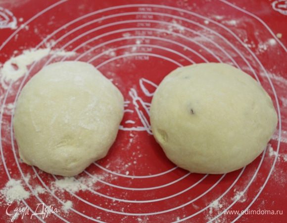 Изюм обсушиваем и обваливаем его в небольшом количестве муки. Затем аккуратно вмешиваем его в тесто (одну часть я сделала без изюма).