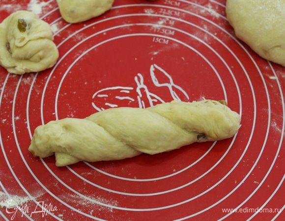 Делим тесто на 12-14 кусочков. Каждый кусочек разрезаем пополам. Формируем жгутики и сплетаем их. 