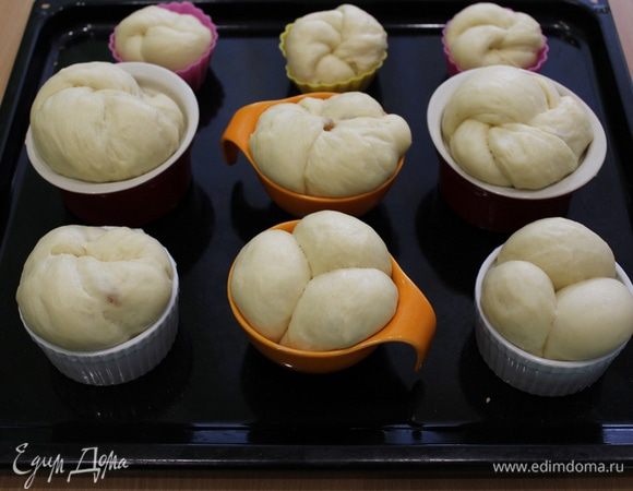 Накрываем пленкой формочки с тестом и отправляем в теплое место на 1-1.5 часа. Тесто очень хорошо поднимается, учтите это, может вылезти из формы.