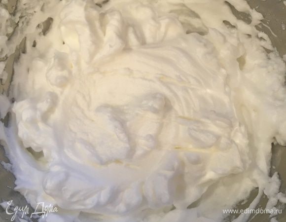 Отделяем желтки от белков и белки взбиваем до устойчивых пиков.