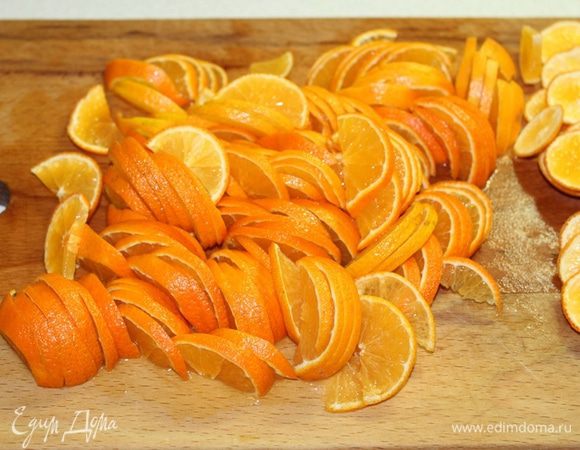 Апельсины нарезать тонкими дольками.