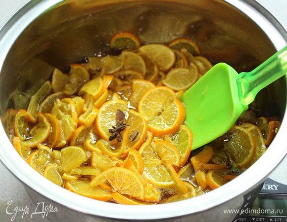 Перемешать с сахаром и бадьяном. Варить на медленном огне 25-30 минут.