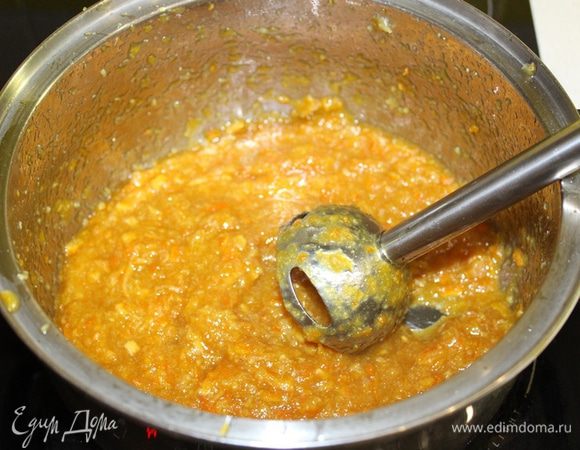 Измельчить погружным блендером, оставляя небольшие кусочки.
Поставить смесь на огонь и уверить до загустения при маленькой температуре. Влить ликёр за несколько минут до окончания варки. Перемешать.
