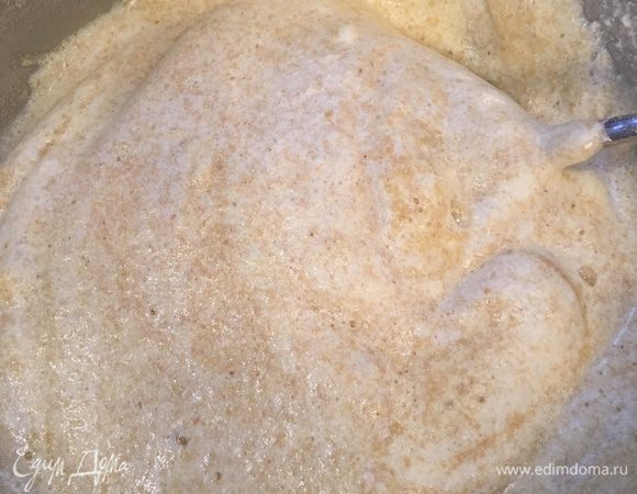 Туда же добавляем белки и аккуратно перемешиваем. Белки не должны опасть. 