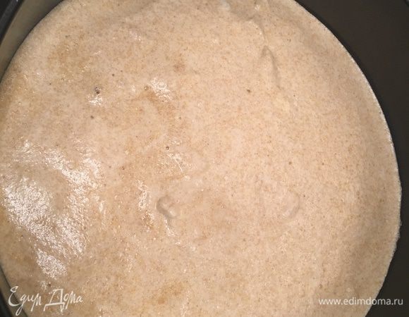 Форму на 24-26 см промазываем маслом и заливаем в него тесто. Ставим в разогретую до 180°С духовку минут на 10-15 (до сухой лучинки).