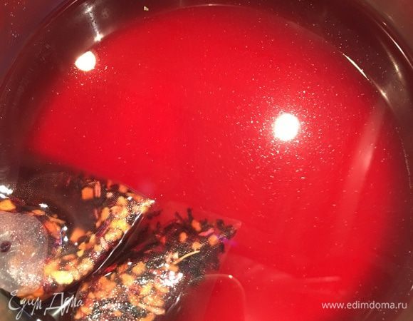 Приступим к заливке из агар-агара (необязательно, можно и без нее! получится "классический" вариант), но, если решили заливать "чизкейк ", тогда я бы посоветовала брать желатин. Агар-агар получается больше как плотное и более твердое желе. Тут на любителя!
Итак, в стакане кипятка перемешиваем все ингредиенты и в них завариваем пирамидки с фруктовым чаем (у меня малиновый). Переливаем в маленькую кастрюлю (ковшик) и помешивая доводим до кипения и сразу снимаем с огня.
