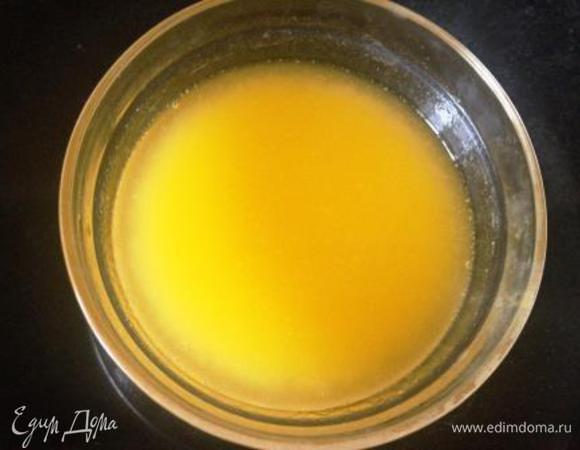 Растопить сливочное масло. Влить молоко, перемешать.