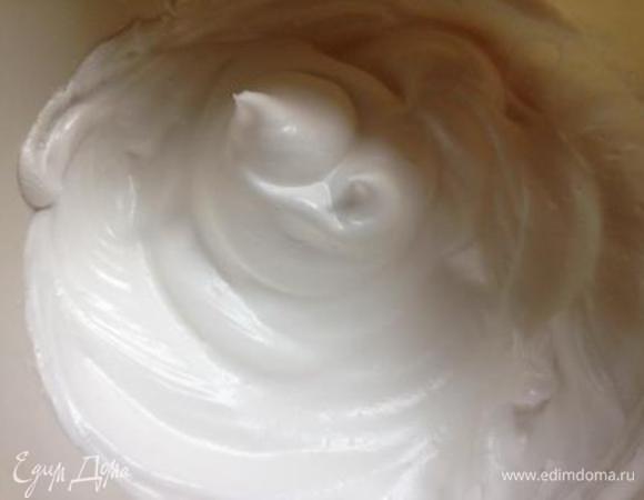 Белки отделить от желтков. Взбить белки со щепоткой соли в крепкую пену и, постепенно добавляя сахар, до устойчивых пиков.