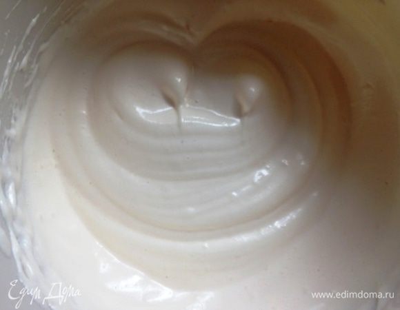 Не прекращая взбивать, добавить по одному желтки.