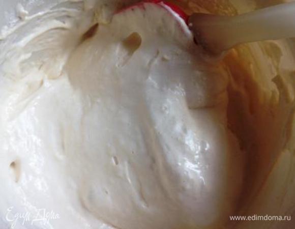 Тремя порциями всыпать во взбитые яйца просеянную муку и ванилин, перемешивая лопаточкой снизу вверх.