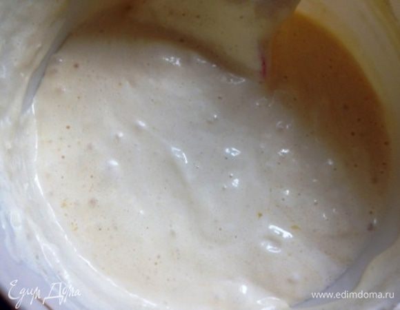Помешивая, тонкой струйкой добавить смесь из масла с молоком. Тесто получается довольно жидкое, но очень воздушное, пузырящееся.