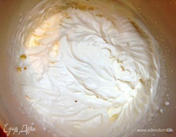 Для крема сливки взбить с сахаром до устойчивых пиков (если у вас свежие вишни или замороженные, то количество сахара в креме нужно увеличить!).
В последнее время сливки из магазина совершенно не хотят взбиваться.
Раньше я искала какие-то определенные качественные марки, но в итоге и они испортились. Поэтому у меня всегда дома, специально для таких случаев, есть закрепитель для сливок. Но теперь и его приходится добавлять больше, чем раньше и бывали случаи, когда крем расслаивался.
Итак, ноу-хау! Взбивать сливки с сахаром в течение 5 минут. Если они не желают взбиваться — добавляем несколько капель лимонного сока (!!!) и продолжаем взбивать. Сливки начинают густеть на глазах. Если вас все еще не устраивает консистенция — добавьте еще несколько капель.
Таким образом, регулируя количество лимонного сока, можно добиться желаемой густоты крема! Только не переусердствуйте!
Во-первых, у нас все-таки не лимонный торт, а во-вторых, чем гуще крем — тем меньше он пропитает коржи (т.е., степень влажности торта тоже можно регулировать). В конце взбивания добавить 1 столовую ложку коньяка.