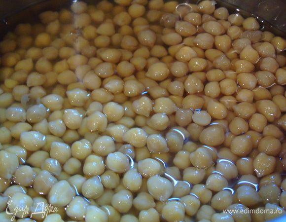 Утром воду слейте, налейте свежей  и варите на медленном огне 40-45 минут до мягкости.