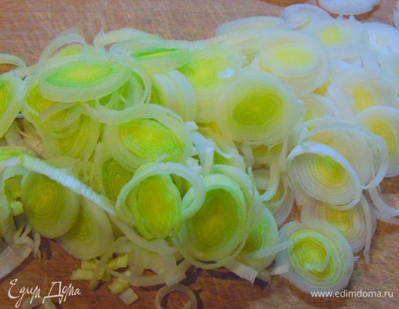 Лук-порей нарежьте.