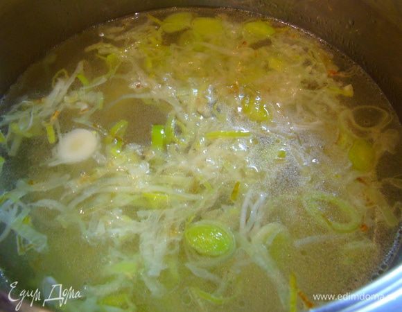 В кастрюлю с толстым дном налейте 1 ст. л. оливкового либо другого растительного масла и обжарьте лук-порей до золотистости, если вы используете кольраби, то добавьте ее к луку и обжарьте несколько минут, добавьте мелко нарезанный чеснок, и нарезанный кубиками картофель, влейте бульон и варите на медленном огне 20 минут.