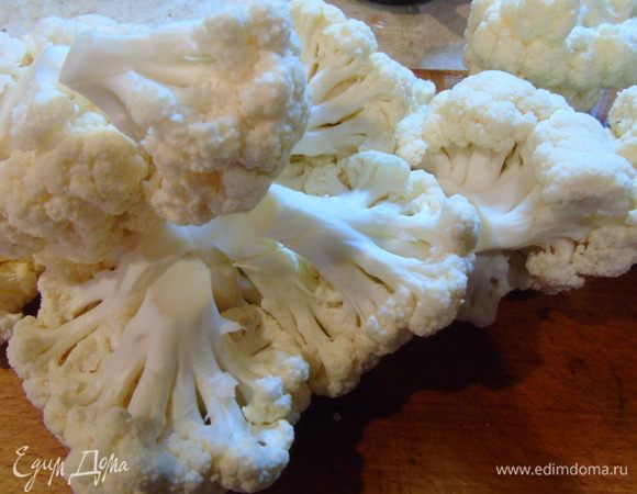 Цветную капусту разрежьте на соцветия.