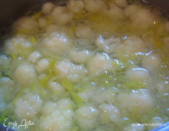 Добавьте в суп, посолите, поперчите и варите до готовности капусты. 