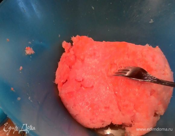 Основа. Взять филе курицы и сделать 1.5 кг фарша, добавить 2 морковки средние и тоже пропустить через мясорубку, так же в фарш добавить 1 яйцо и соль. Если нет мясорубки и фарш куплен, то тереть морковь на мелкой терке.