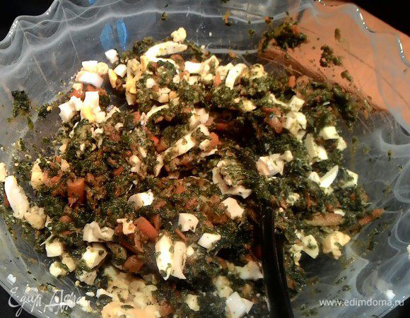 Начинка. Шпинат замороженный соединить с морковкой (морковку можно натереть мелко или крупно, или нарезать, как хотите) и тушить. Посолить и поперчить по вкусу и оставить, чтобы остыл. Отварить яйца 4 шт., остудить и почистить. Нарезать кубиками и соединить со шпинатом. В готовую начинку добавить 1 яйцо свежее, чтобы начинка не рассыпалась. Трем сыр. Я люблю сыр и все в семье, поэтому терла больше.
