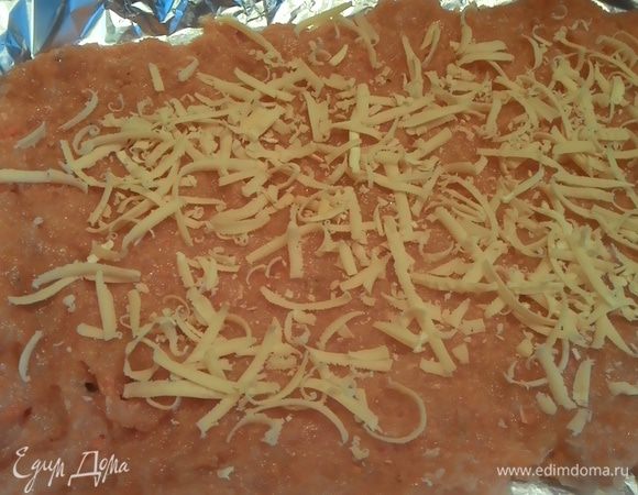 Соединяем. Берем фарш, выкладываем на фольгу сверху сыр трем чуток, следом начинку. Все закрываем и сворачиваем рулетик закрываем фольгой и в духовку на 200°С на 50 минут.