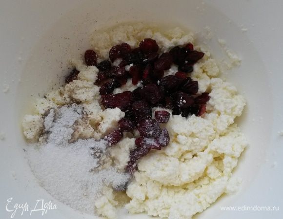 Добавляем клюкву, цедру и ванильный сахар.
Цедра у меня сухая. Можно свежую добавить, еще ароматнее будет.