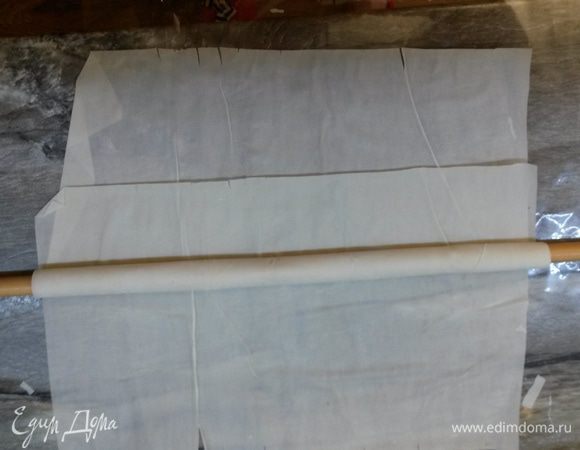 Для приготовления ватрушек нам понадобится длинная палка толщиной примерно 1 см. Наматываем лист теста фило на палку, не доходя до края 5 см.