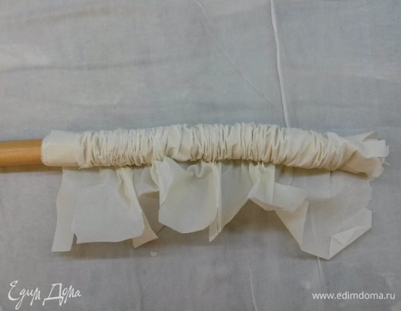 Рукой аккуратно собираем тесто в гармошку.
