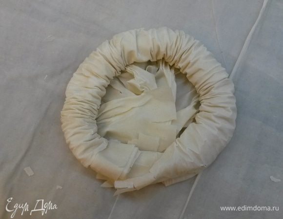 Аккуратно снимаем тесто с палки, заворачивая тесто в виде ватрушки. Нам понадобятся 4-5 таких заготовок.