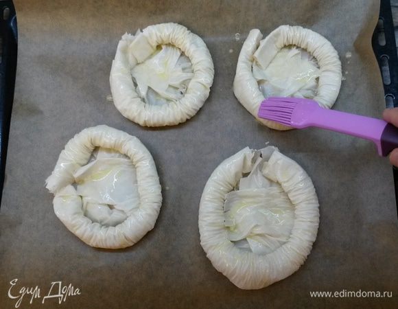 Смазываем заготовки растопленным сливочным маслом.