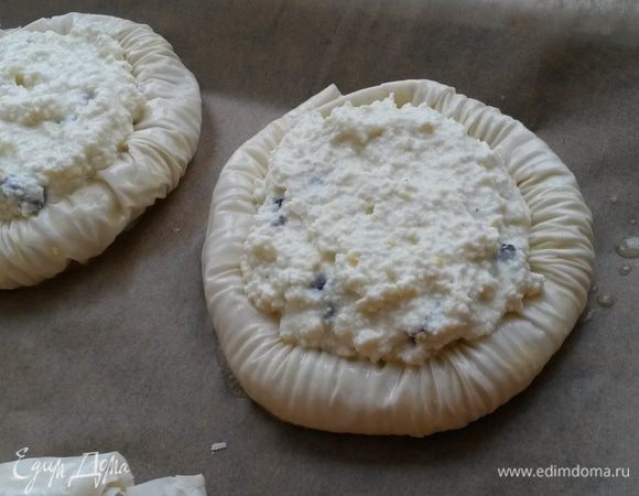 Выкладываем начинку в заготовки. 
Выпекаем 15 минут при 180°С до золотистого цвета.
Приятного аппетита!