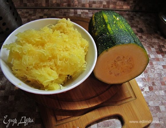 Цуккини очистить, удалить внутренность, натереть на мелкой терке. ВАЖНО! Лишний сок отжать. 