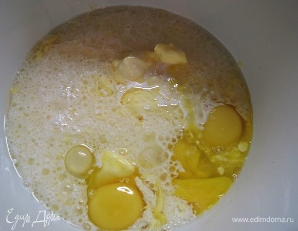 Яйца смешать с молоком, добавить сахарный песок и взбить миксером. Затем, продолжая взбивать, ввести растительное масло, мягкий маргарин и ароматизатор.