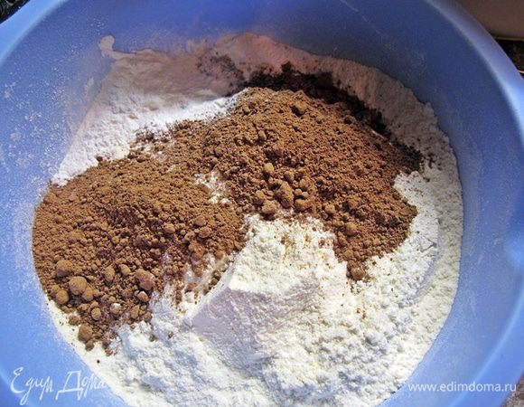 В отдельной посуде перемешать муку с какао и разрыхлителем.