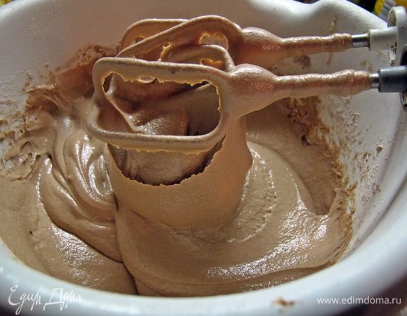 В жидкую смесь ввести сухую, подсыпая постепенно при непрерывном размешивании. Затем добавить натертый цуккини и хорошо перемешать.
Тесто должно быть довольно густое.