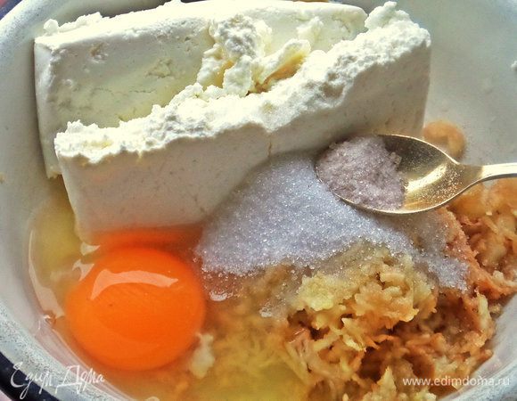 Всыпать сахар с ванилью, перемешать.