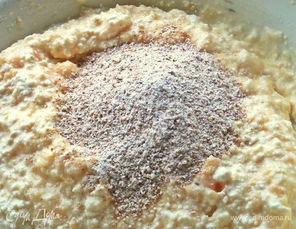 Высыпаем в тесто.