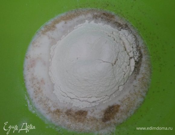 В миске смешиваем теплый кефир и воду, добавляем дрожжи, размешиваем.
Добавляем отруби, сахар и 100 г муки, размешиваем до однородности.  Накрываем миску крышкой или пищевой пленкой и оставляем на 30 минут бродить в теплом месте. 